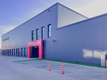 Außenansicht des Sports & Spa in der Südstadt. Das Bauunternehmen Gundlach errichtete dieses Fitnessstudio mit glatter schwarzer Fassade.