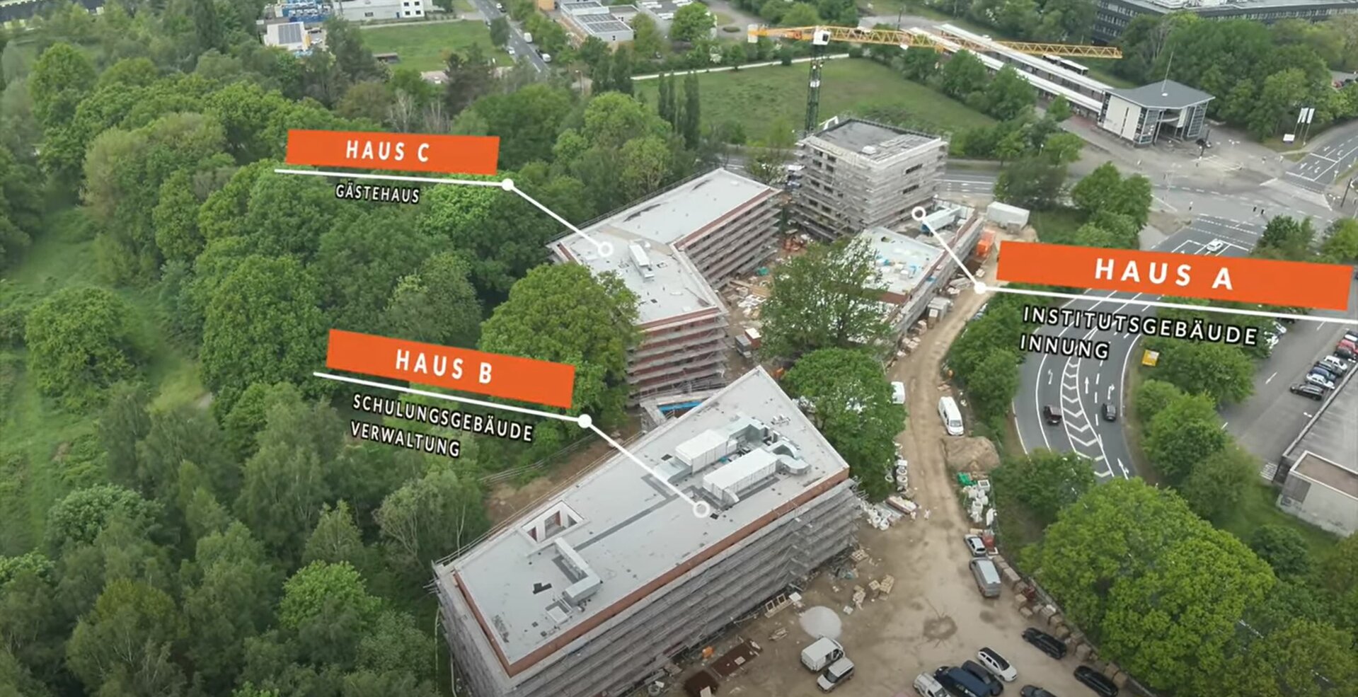 Auf dem Bild sind drei Rohbauten zu sehen, die die Schornsteinfegerschule in Hannover darstellen. Diese wurde durch das Gundlach Bauunternehmen in Hannover errichtet.