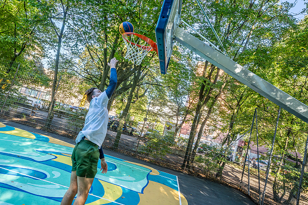 Neuer Basketballplatz in Hannover eröffnet.