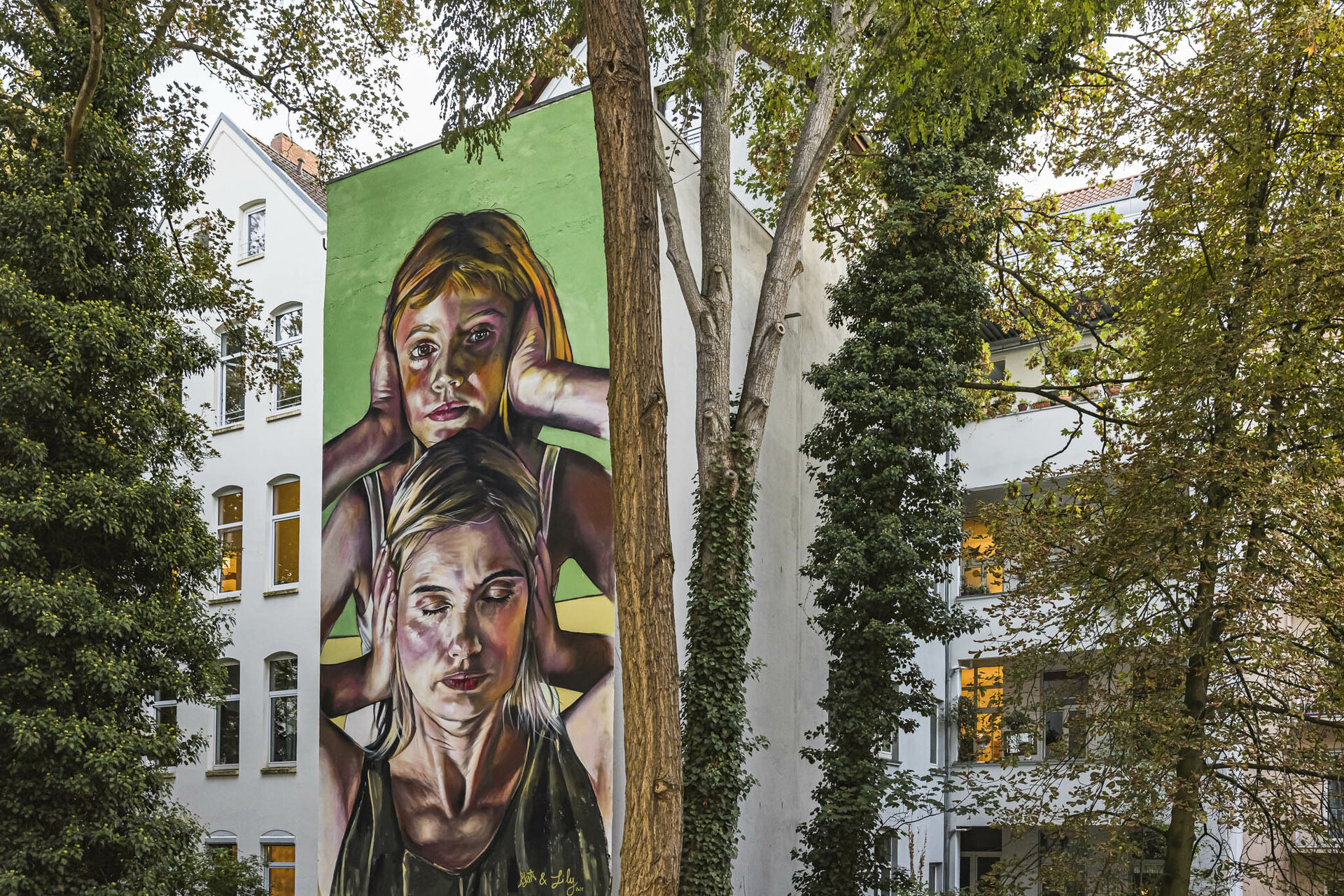 Das Mural von Lily Brick im Hinterhof des Gundlach-Bürohauses.