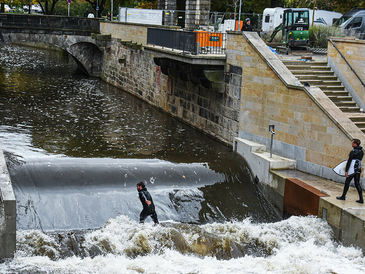 Leinewelle Hannover, Wellenreiter, Surfer