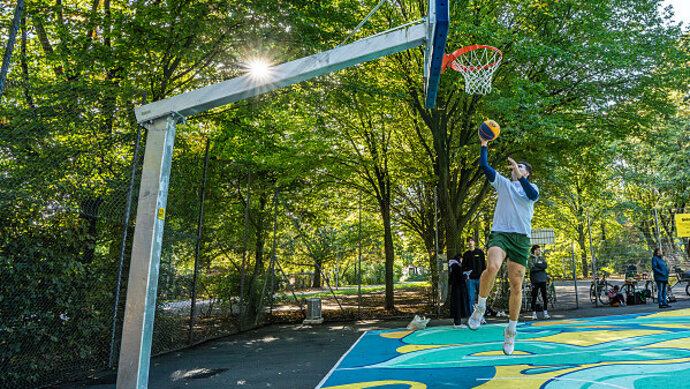 Our Court: Neuer Basketballplatz mit Graffiti in der List