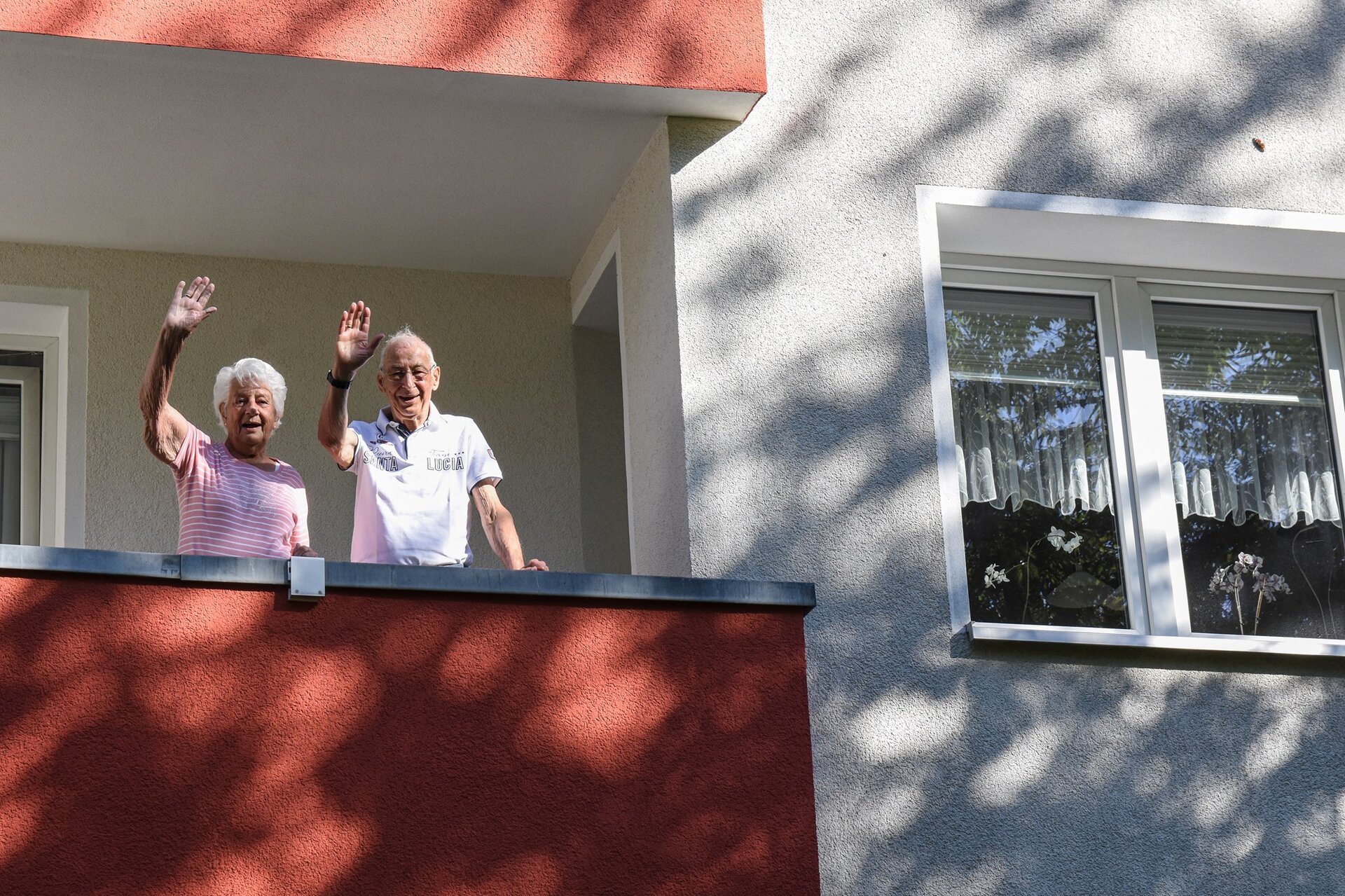 Ursula und Julius Sierig auf dem Balkon ihrer Mietwohnung.