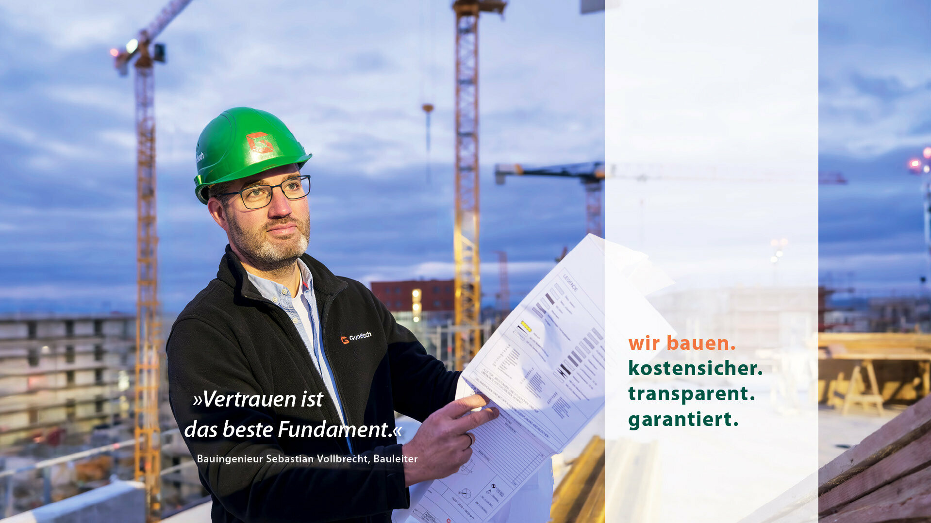 Gundlach Bauleitung aus unserem Bauunternehmen auf einer Baustelle. Krane im Hintergrund. Schritzug rechts: "wir bauen. kostensicher. transparent. garantiert."