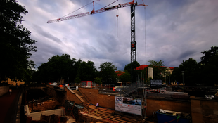 Baustelle mit Kran in der Leine in Hannover