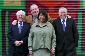  Im Bild von links nach rechts der Stiftungsvorstand: Robert Ziemann, Prof. Dr. Peter Hansen, Professor em. Dr. Dr. h.c. Ursula Hansen und Geschäftsführender Vorstand Hans-Jürgen Ziegenbein. 