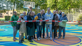 Das Band ist durchtrennt: Bezirksbürgermeister Thorsten Baumert eröffnet den neuen Basketballplatz.